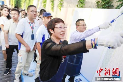 中國涂料工業(yè)協(xié)會會長孫蓮英、阿克蘇諾貝爾中國及北亞區(qū)總裁、阿克蘇諾貝爾裝飾漆中國及北亞業(yè)務(wù)集團董事總經(jīng)理郭振華體驗多樂士墻面煥新藝術(shù)