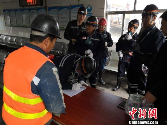 圖為甘肅應(yīng)急管理部門對(duì)采礦復(fù)工復(fù)產(chǎn)進(jìn)行安全檢查。(資料圖)