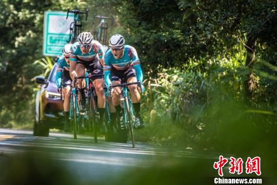 團(tuán)體計時賽采用分時出發(fā)、分別計算耗時，再進(jìn)行排名，需要隊員之間的默契配合來保持高速騎行。 組委會供圖 攝